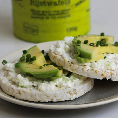 Rijstwafels met avocado en chilivlokken