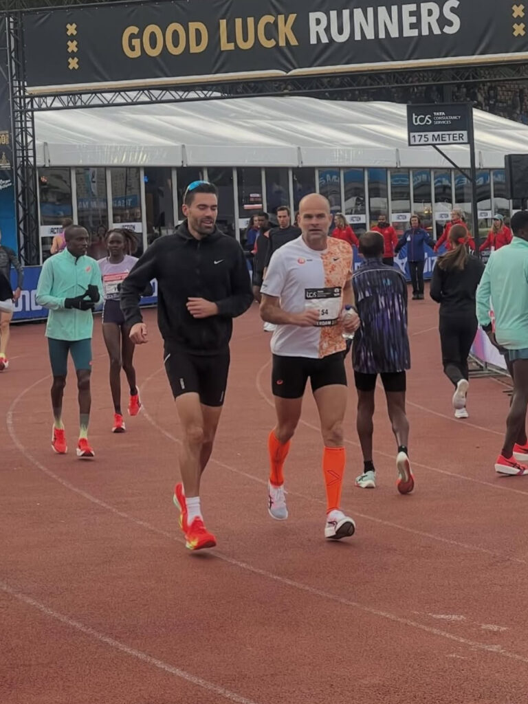 Van bliksemstart tot strijd: zo verliep Dumoulins marathon