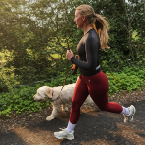 Vrouw met hond hardlopen