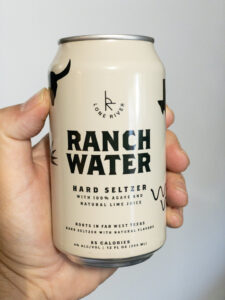 Blikje hard seltzer in een hand