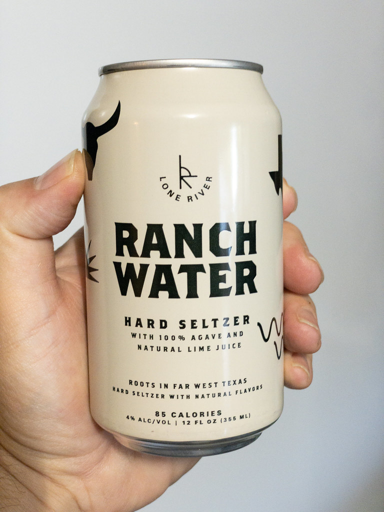 Blikje hard seltzer in een hand