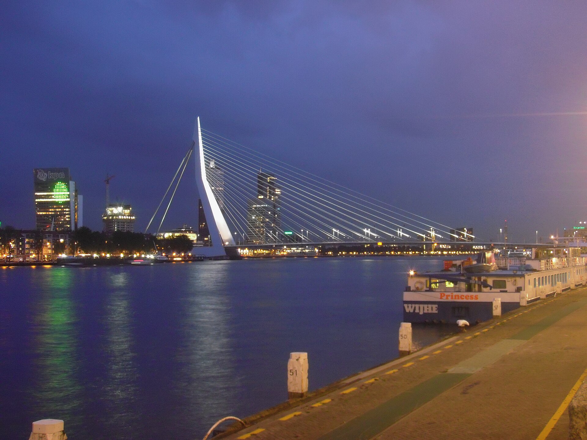 De Erasmusbrug in Rotterdam in de avond; de Bruggenloop gaat er rond kilometer 3 overheen
