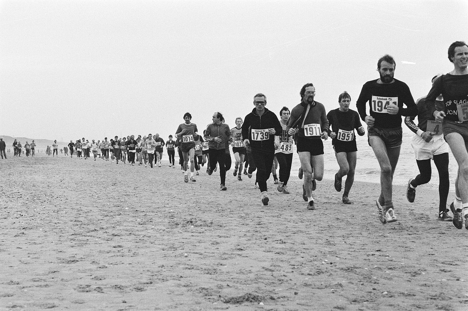 Lopers op het strand bij Egmond aan Zee tijdens de halve marathon van 1980