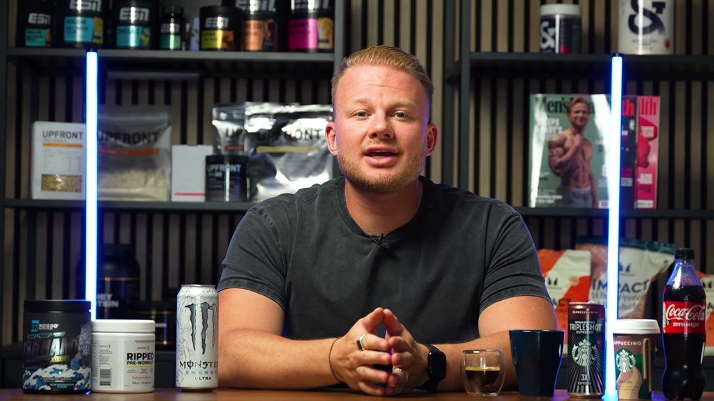 Red Hooftman aan tafel met koffie, energiedrank en cola in onze video over cafeïne
