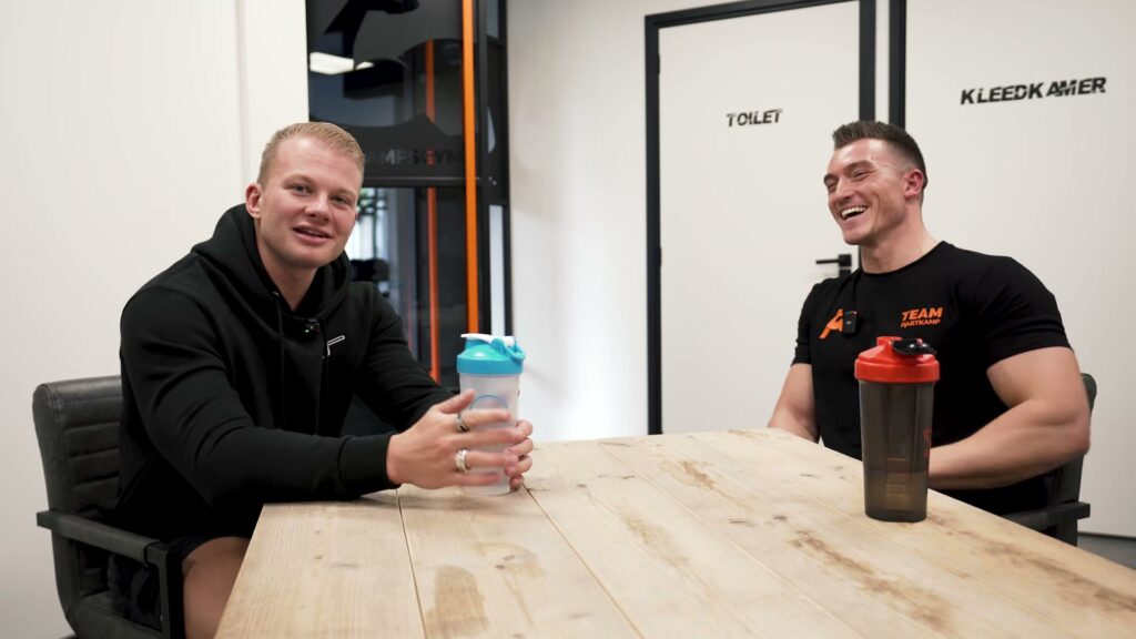 Gym-eigenaar Mark Hartkamp (rechts) in de Sportpoeder-podcast over cardio en calorieën