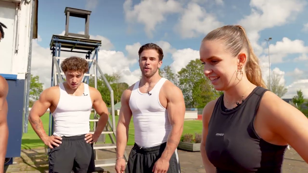HYROX-atleet en bodybuilders op een atletiekbaan, uit de video van Sportpoeder