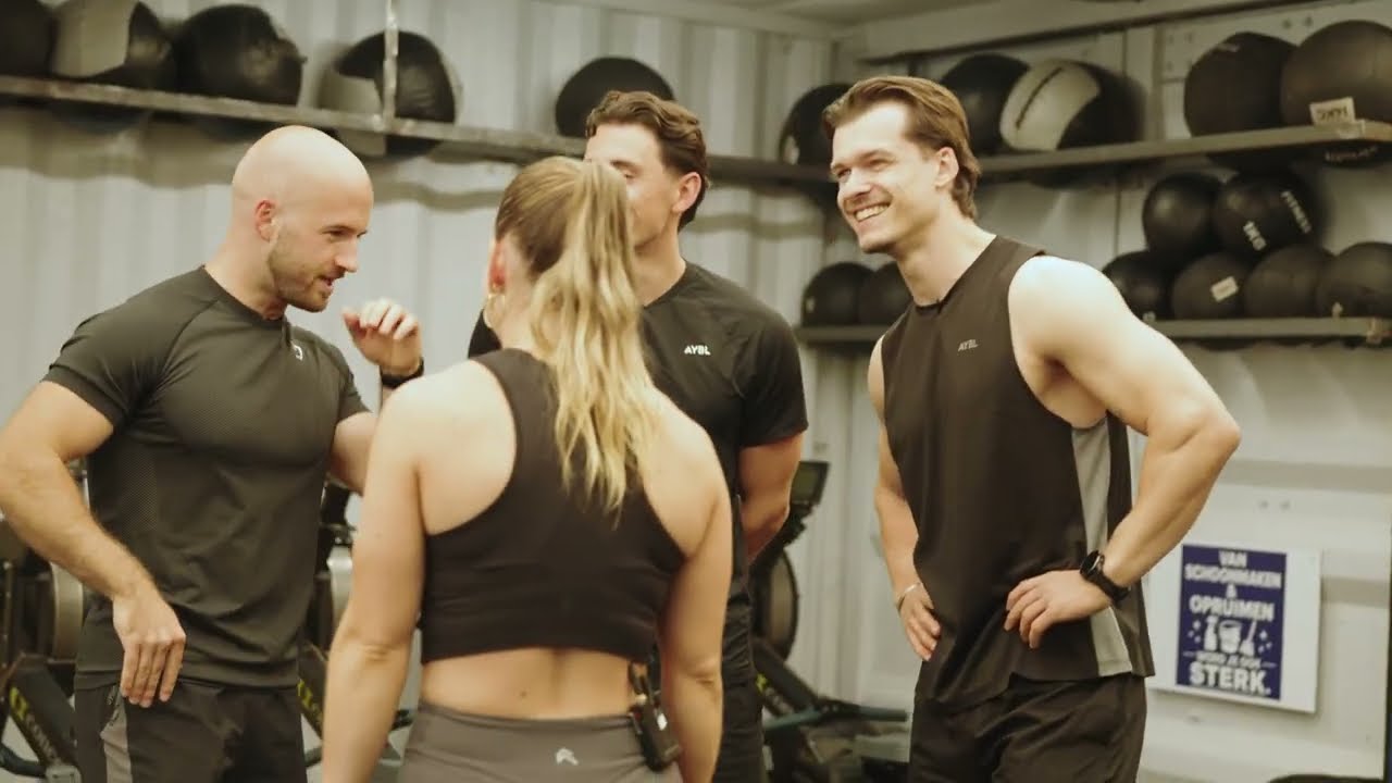 HYROX-atleten lachen samen in de gym, uit de video van Sportpoeder