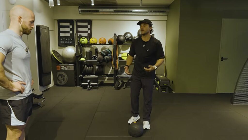 HYROX-atleet Jason van der Geugten laat in een Sportpoeder-video HYROX-oefeningen zien in de gym