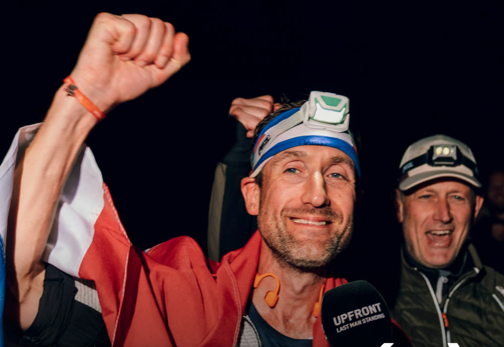 Niels Duteweert met de Nederlandse vlag en zijn vuist in de lucht na zijn recordronde op Terschelling