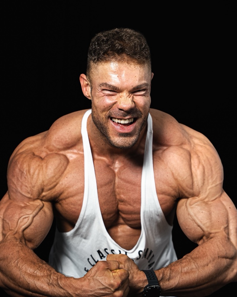 Wesley Vissers, lachend in een wit hemd, in de aanloop naar de Mr. Olympia 2026