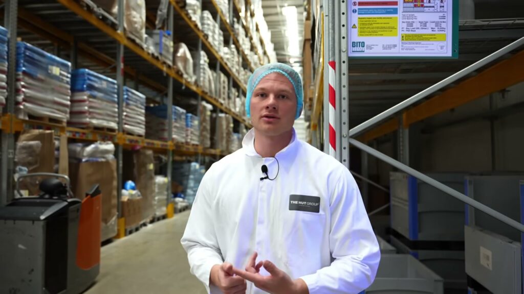 Sportpoeder in het magazijn van Myprotein, waar de zakken weipoeder uit melk liggen