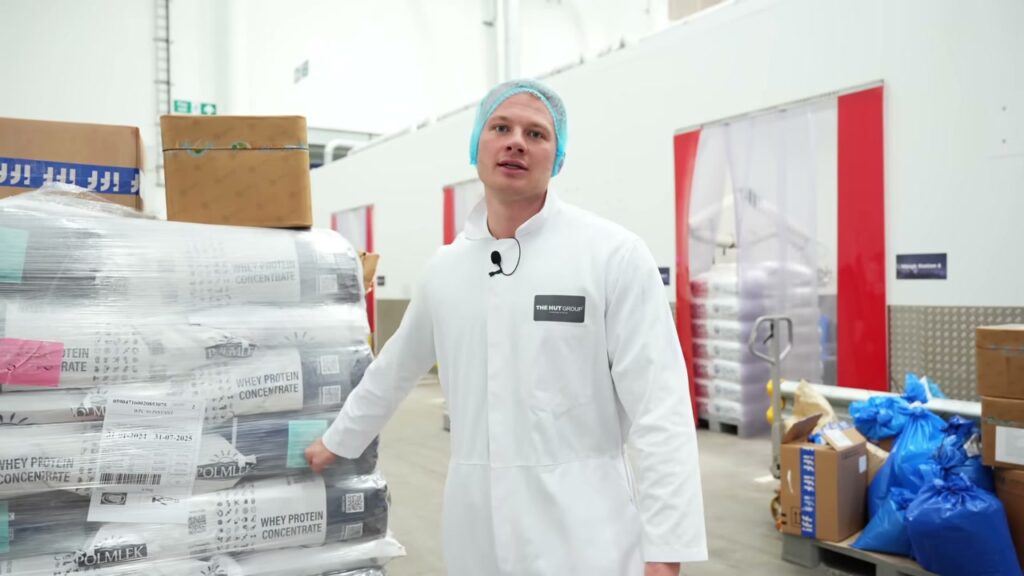 Sportpoeder in de fabriek van Myprotein, naast zakken whey-concentraat